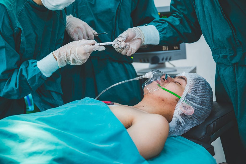 Фото операционного стола Фото операционного стола во время гинекомастия молочных желез