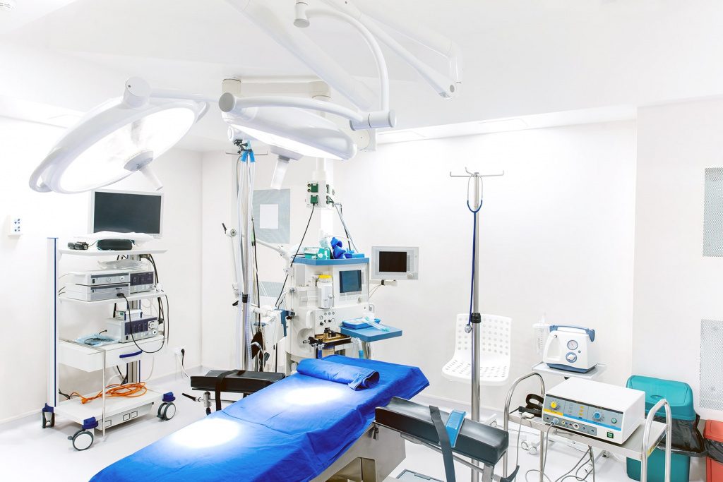 medical-devices-and-industrial-lamps-in-surgery-ro-2024-09-21-05-42-21-utc-min.jpg